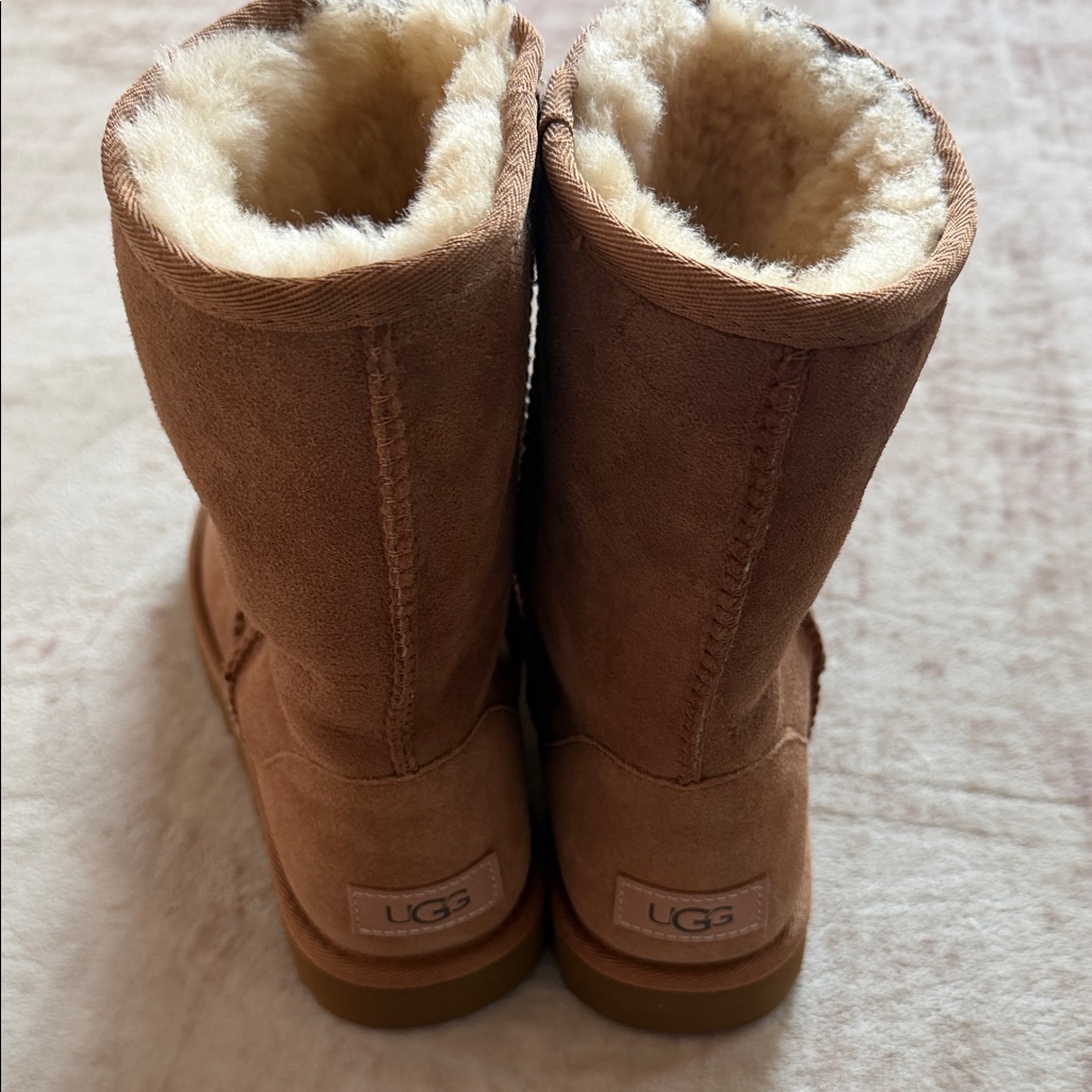 Ugg Women's Classic Short Ii Boots Size 8